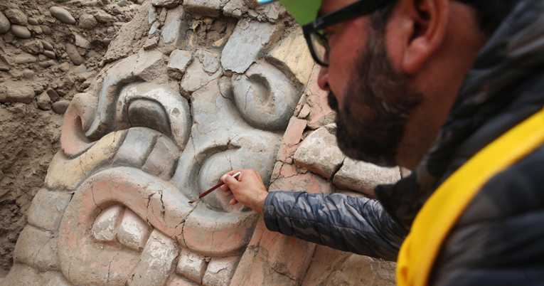 Drevni polikromirani zid otkriven u Peruu, vjeruje se da je star više od 4000 godina