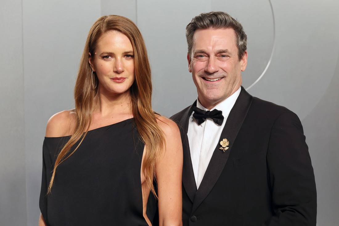 Glumci Anna Osceola (38) i Jon Hamm (55) čekaju prvo dijete