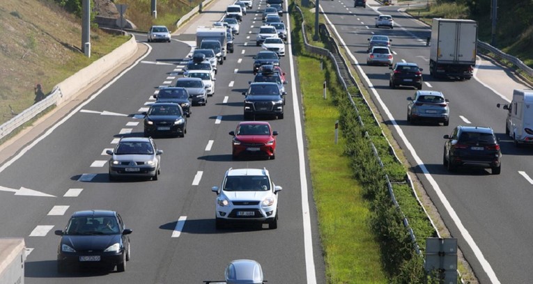 Nesreća na A1 između čvorova Gospić i Perušić, vozi se brzinom od 60 km/h