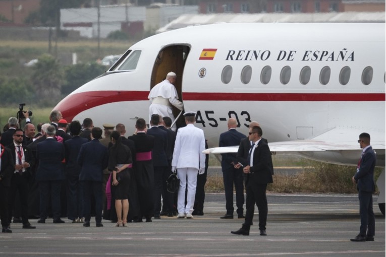 Papin avion prizemljen zbog tehničkog problema