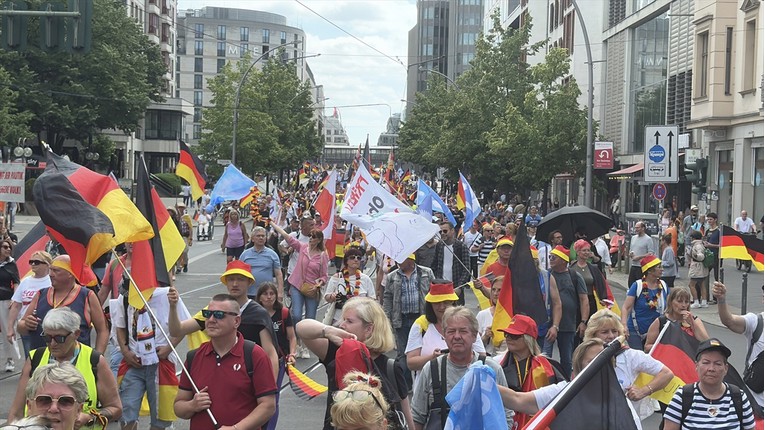Tisuće u Berlinu ustale protiv Merza, isticali simbole desnice. "Mi smo narod"
