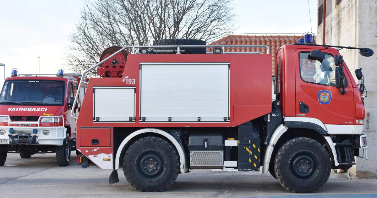 Požar u Rijeci. Izgorjela dva auta i četiri kontejnera