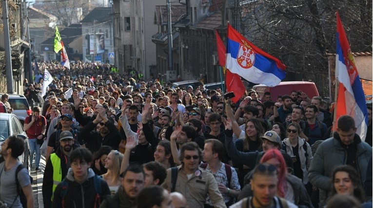 Beogradski studenti krenuli pješice do Novog Sada. Zajedno će blokirati tri mosta