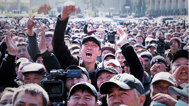 Dan nakon rušenja vlasti u Kirgistanu došlo do novih sukoba oporbenjaka