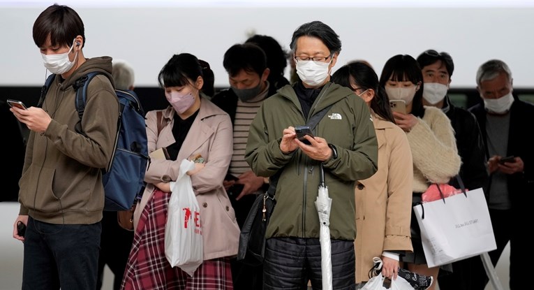Japan nakon tri godine ukinuo obvezu nošenja maski. Japanci ih nastavili nositi