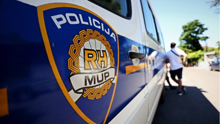 Muškarac napao ženu oštrim predmetom kod Makarske, uhvatila ga policija