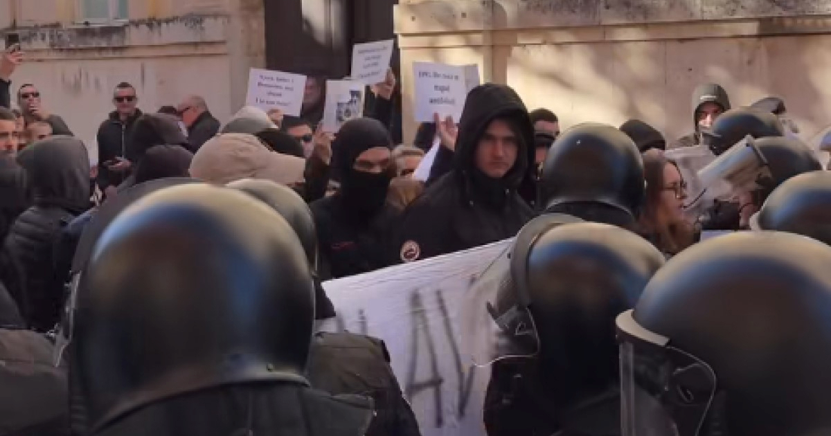 VIDEO Maskirani mladići i u Zadru, došlo do kratkog naguravanja s policijom