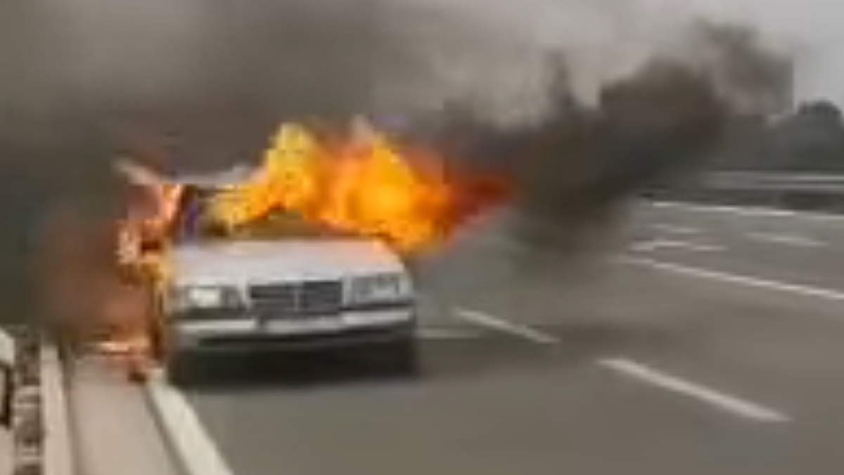 Na magistrali u Šibeniku se zapalio Mercedes