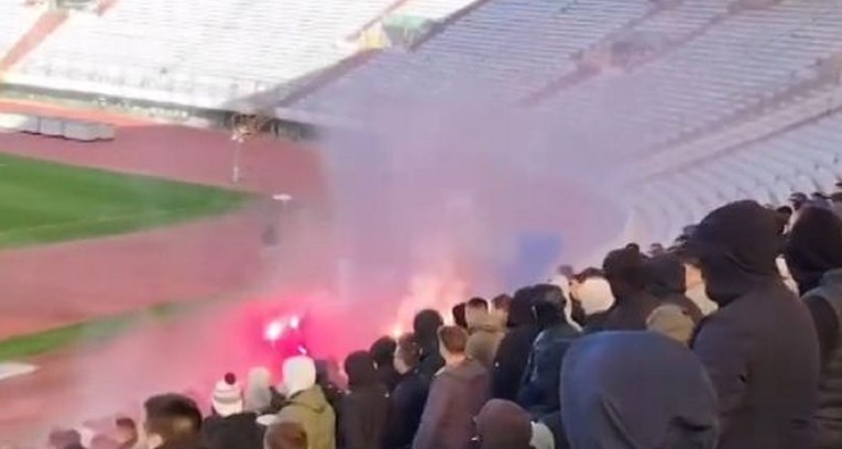 Torcida ušla na Poljud na zadnji trening Hajduka pred derbi i navijala uz baklje