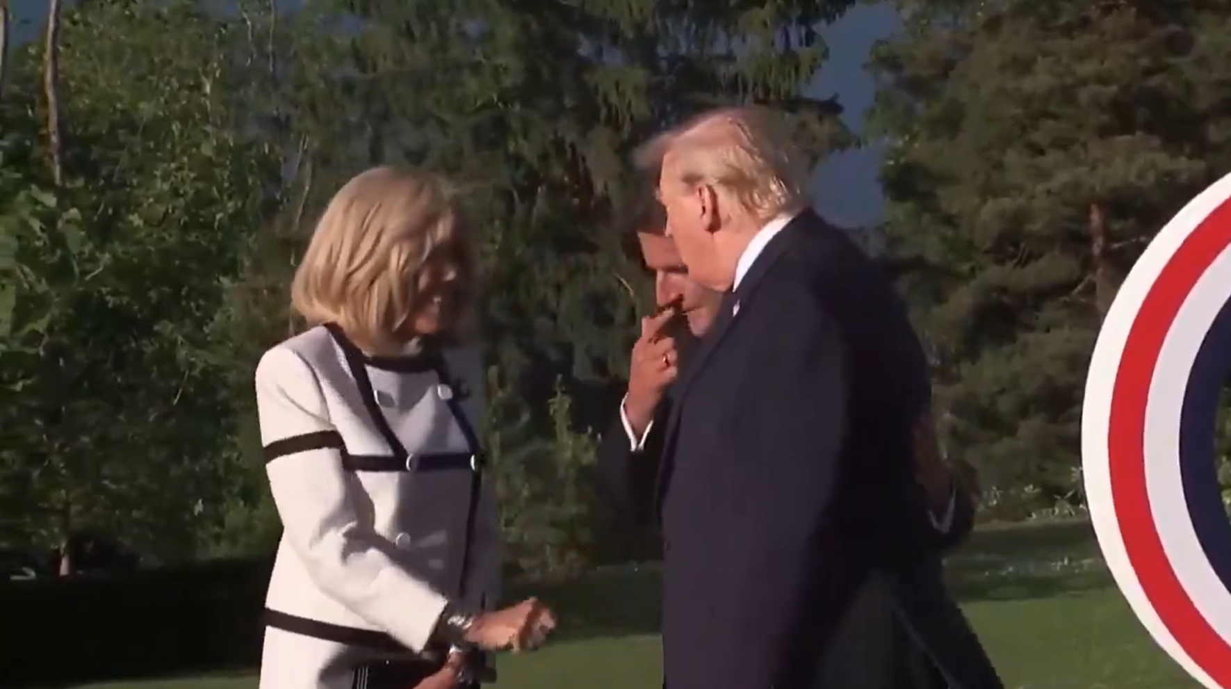 Trump se rugao da je žena tuče Macrona. Sad se susreli, pogledajte snimku