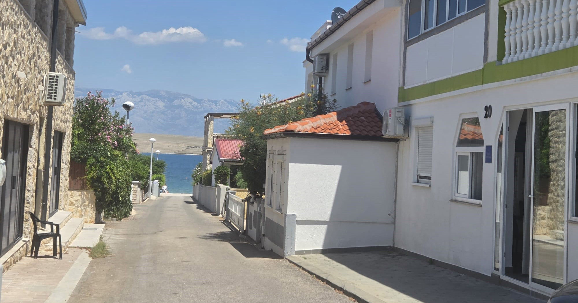 Prodaje se prizemlje s tri apartmana na Viru, nalazi se samo 80 metara od mora