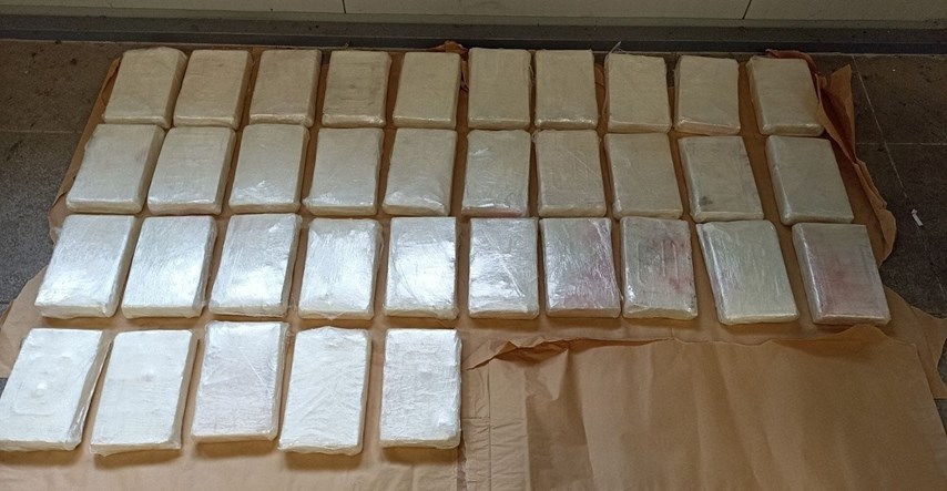 Crnogorska policija zaplijenila 37 kg kokaina na granici s Hrvatskom, uhićen Albanac
