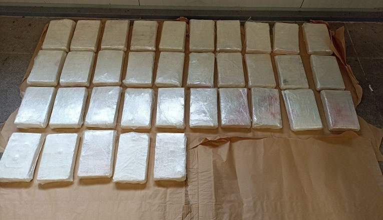 Crnogorska policija zaplijenila 37 kg kokaina na granici s Hrvatskom, uhićen Albanac