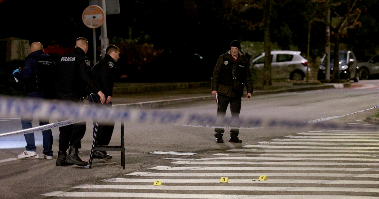 Mladić čekićem udario u glavu muškarca. Čovjek ga pokušao spriječiti, napao i njega