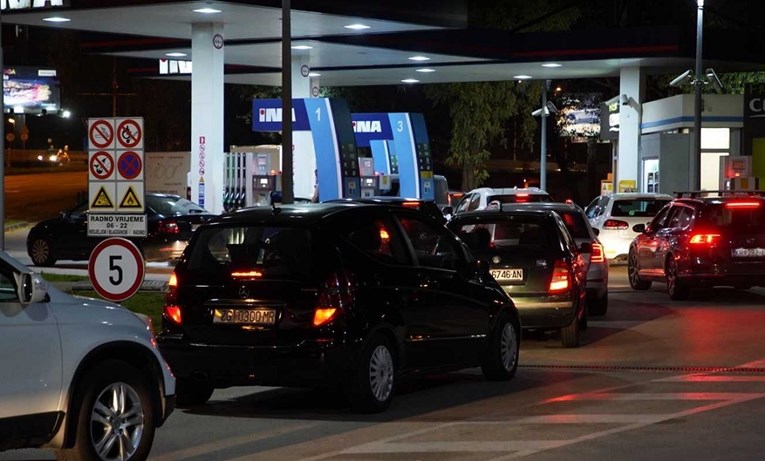 FOTO Jako poskupljuje gorivo. Ovo su gužve večeras na benzinskima u Zagrebu