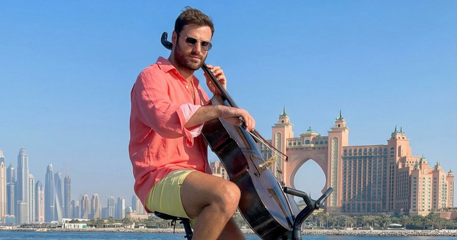 Hauser objavio video u kojem svira violončelo dok vozi bicikl na moru