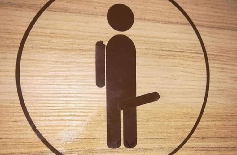 Netko se zezao s naljepnicom na vratima muškog WC-a pa sad izgleda jako prosto