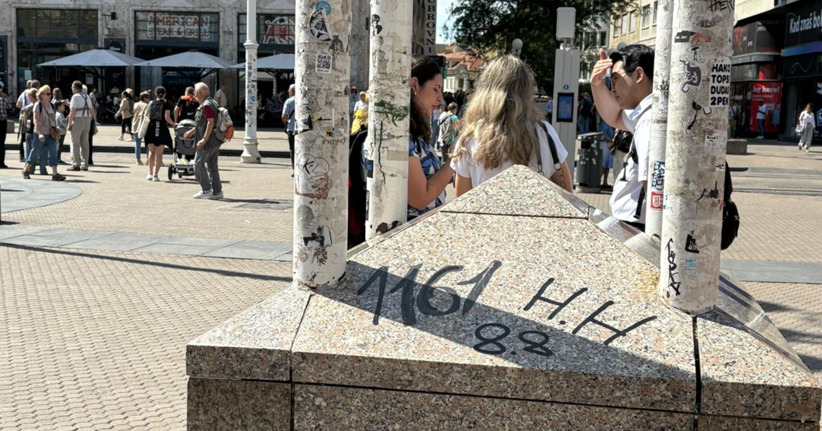 Na postolju sata na Jelačićevom trgu crnom bojom ispisano "1161", "HH" i "88"