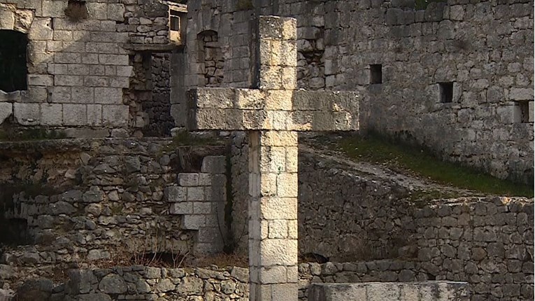 Načelnik odbija srušiti kameni križ u Stocu