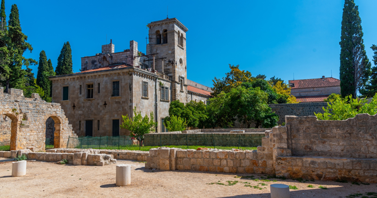 Hrvatski otok mnogi nazivaju velikim misterijem, navodno krije niz tragedija