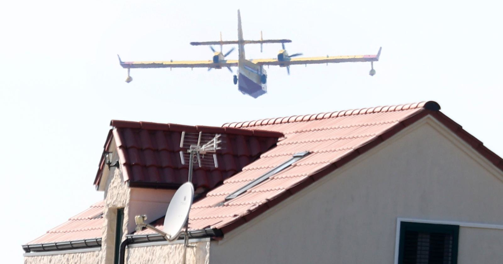 Mještanin kod Primoštena: Vatra je bila 15 metara od kuće, kanader nas je spasio