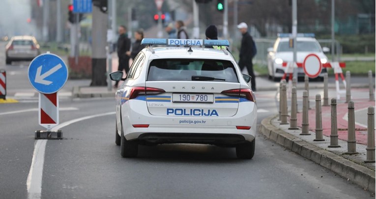 U Zagrebu se autom zabio u kolonu na semaforu. Tri auta skršena, žena (81) ozlijeđena