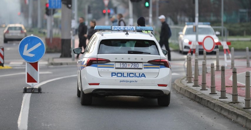 U Zagrebu se autom zabio u kolonu na semaforu, putnica (81) teško ozlijeđena