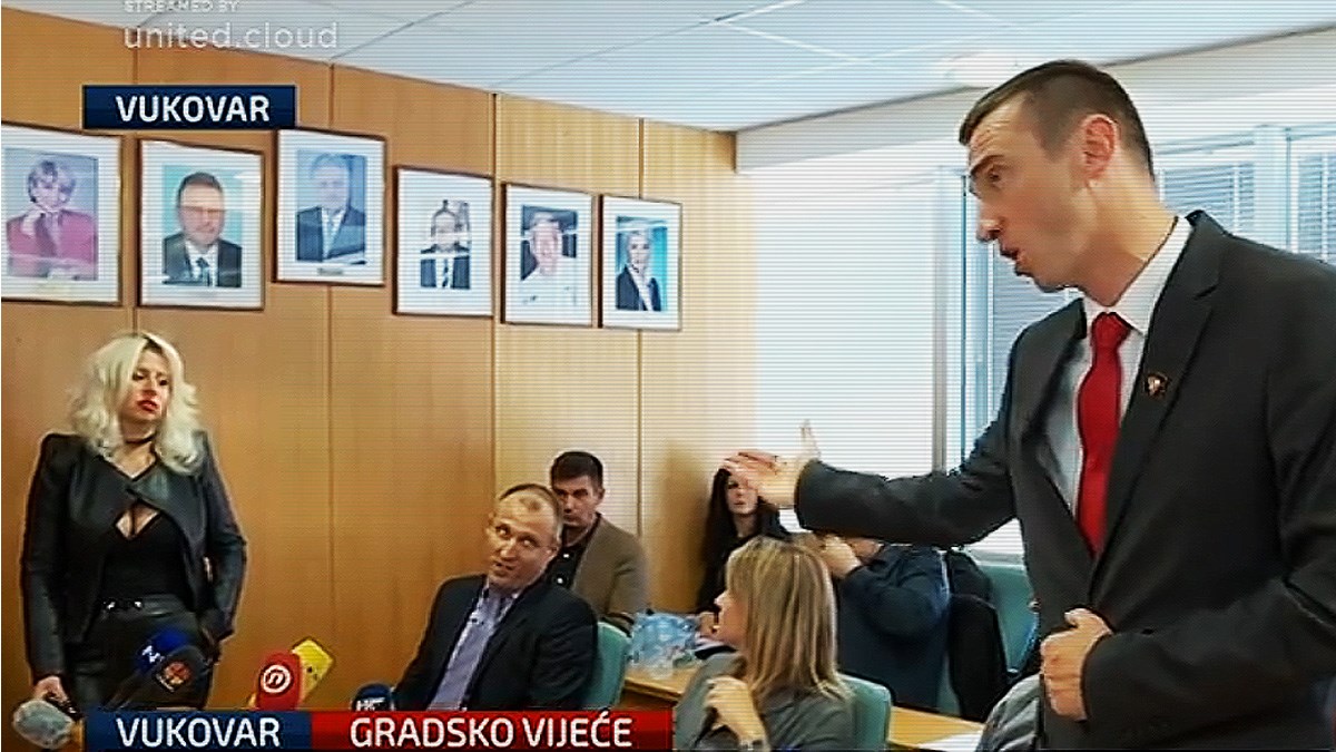 VIDEO Penava divljao u Vukovaru, bacio statut na ćirilici i prijetio Srbima