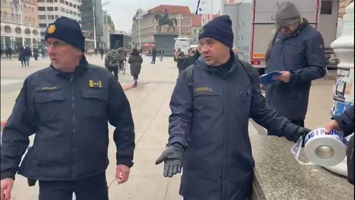 VIDEO Policija ne da komunalcima na Trgu da rade svoj posao