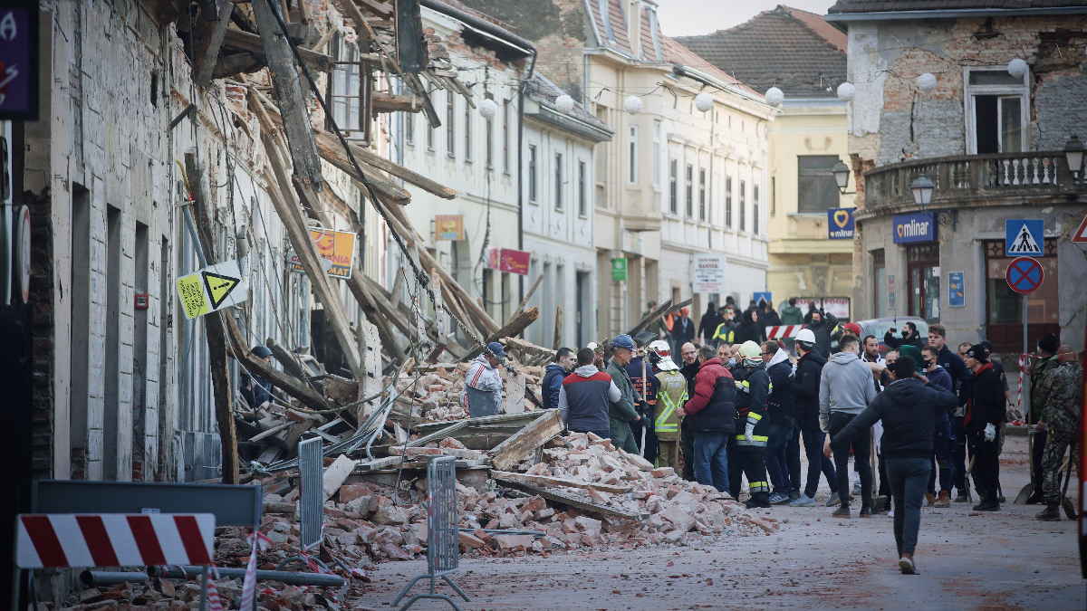Bez struje je 1300 ljudi u Petrinji te oko 200 u Glini i Sisku, javlja HEP