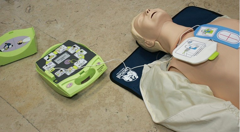 18 automatskih defibrilatora donirano potresom pogođenim područjima
