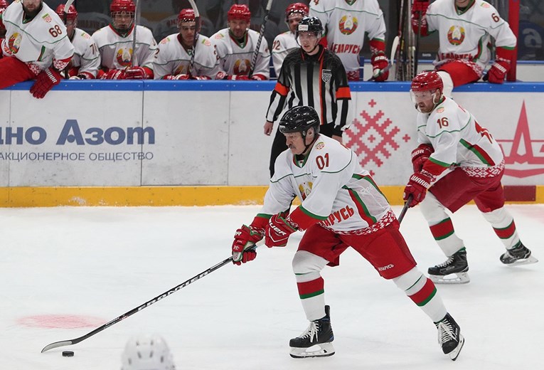 Bjeloruski predsjednik igrao hokej unatoč krizi na granici s EU