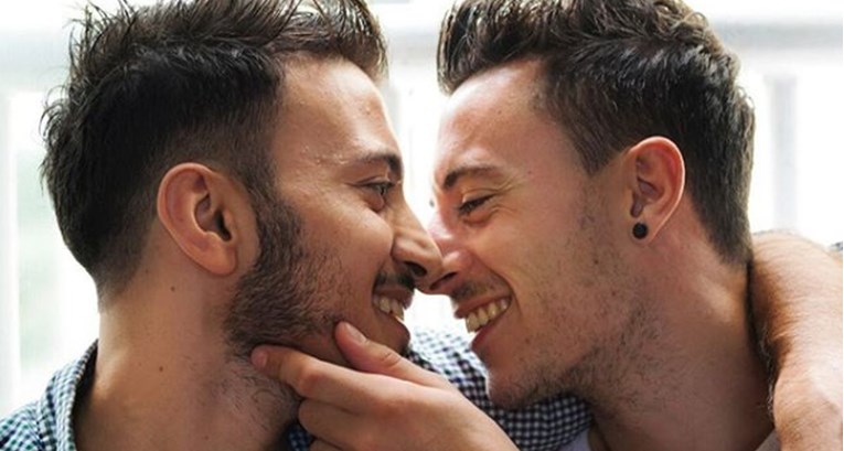 Lik tuži Apple jer tvrdi da su ga "pretvorili u homoseksualca"