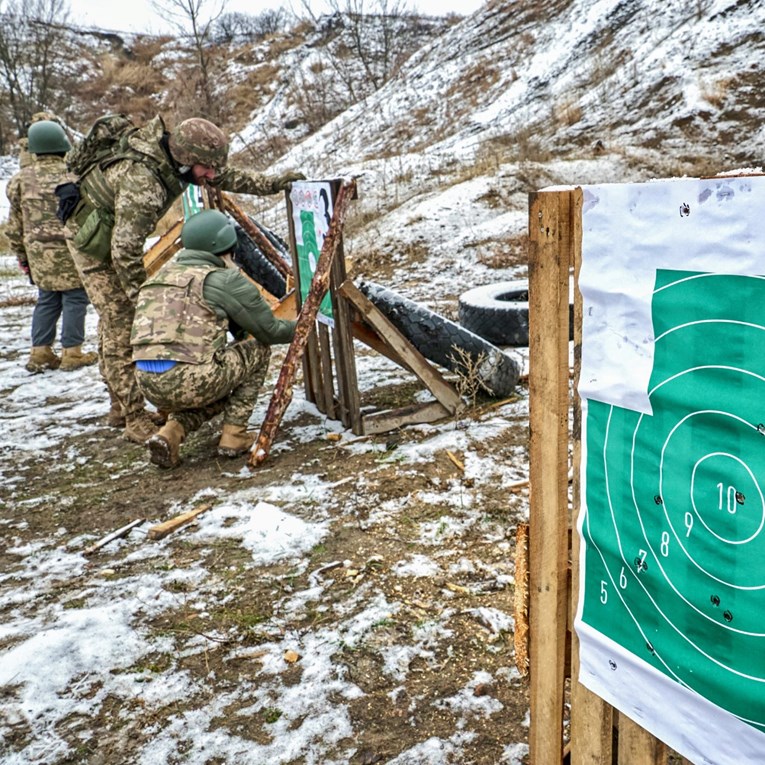 Djeca u okupiranom ukrajinskom gradu moraju na vojnu obuku. Uvjet je za svjedodžbu