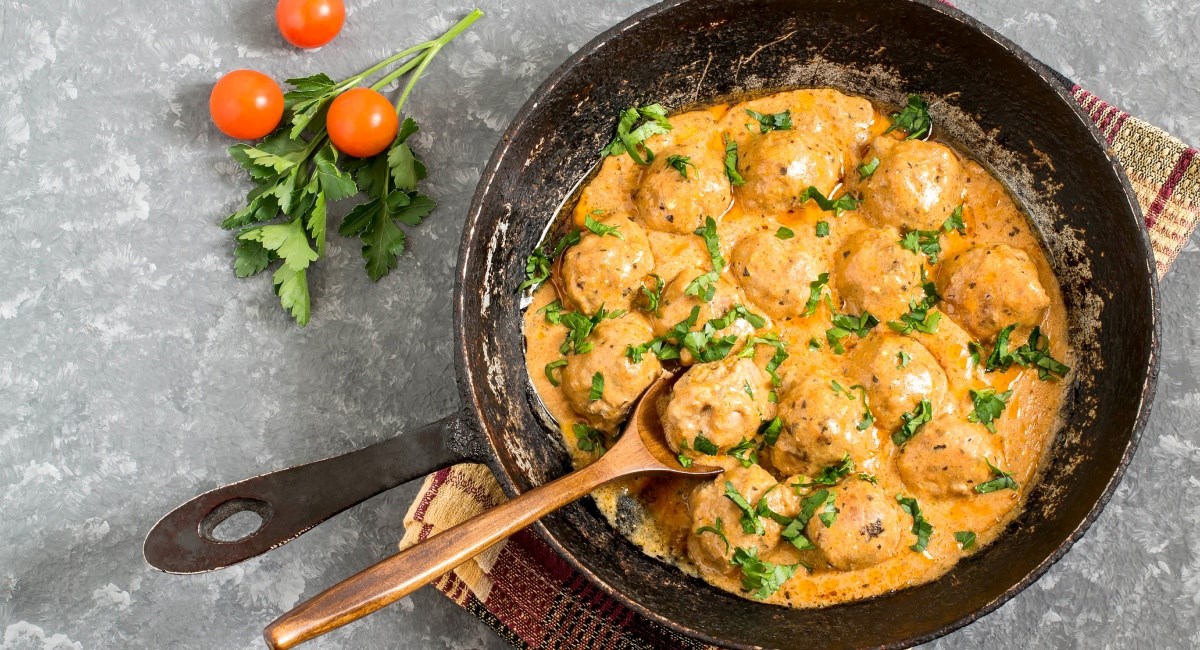 Sočne pileće okruglice u umaku od gljiva i vina idealan su brz ručak ili večera