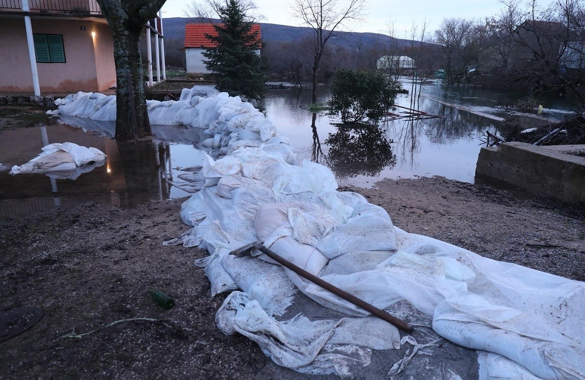 Opet poplava u Dicmu. Pod vodom kuće i ceste, vatrogasci ispumpavaju