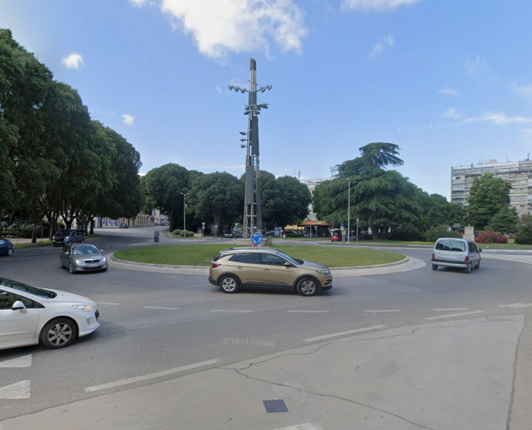 Mladi Nijemci bježali po Puli pa se namjerno zabili u policijski auto
