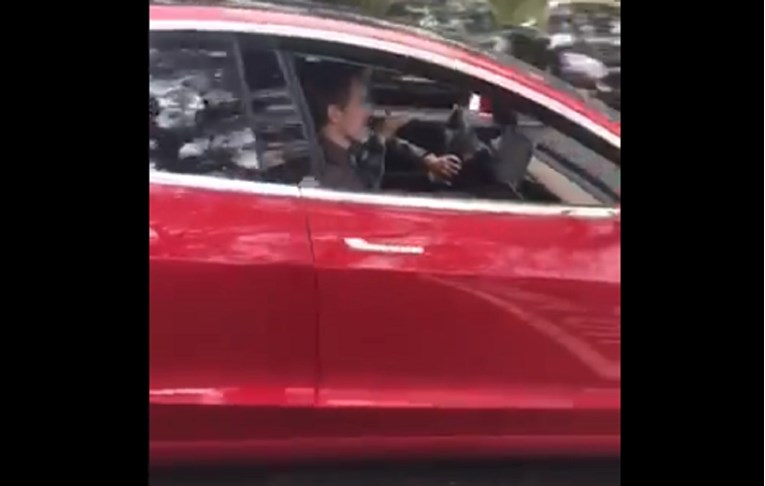 Musk objavio snimku auta Tesle koji priča s ljudima na ulici