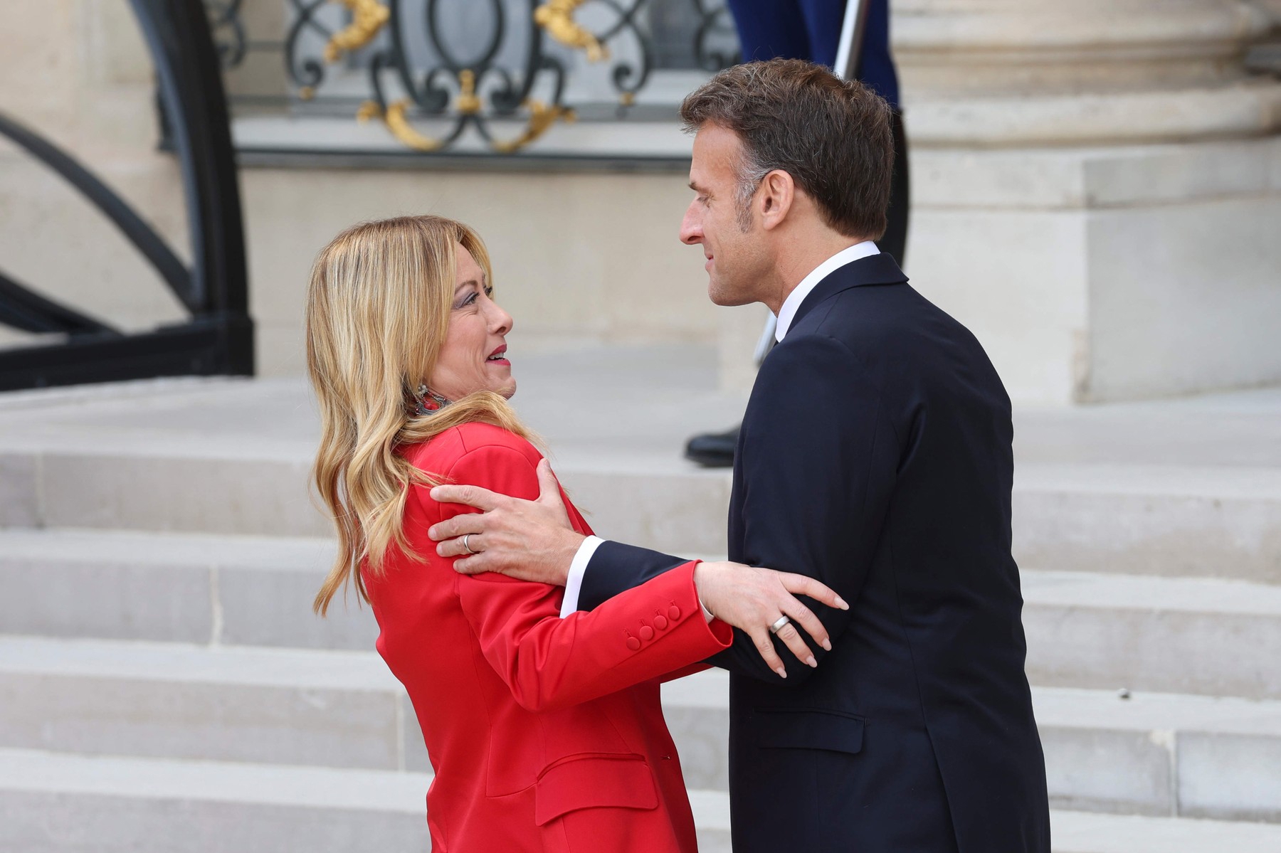 VIDEO Macron zagrlio talijansku premijerku, ona se skroz zbunila