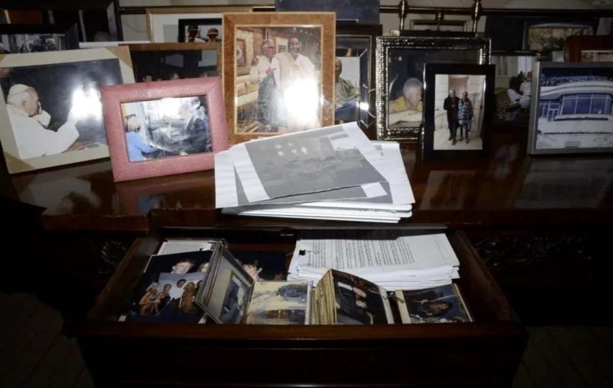 Iz Epsteinovih dokumenata nestala Trumpova fotografija. Pogledajte opravdanje