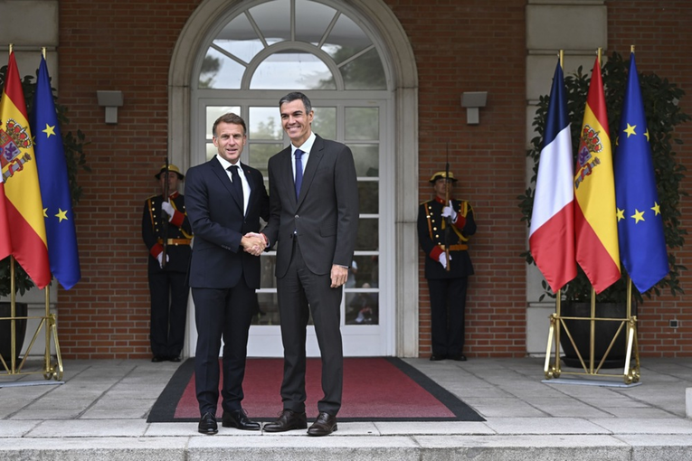 Britanski premijer spomenuo povratak u EU. Macron i Sanchez ga podržali
