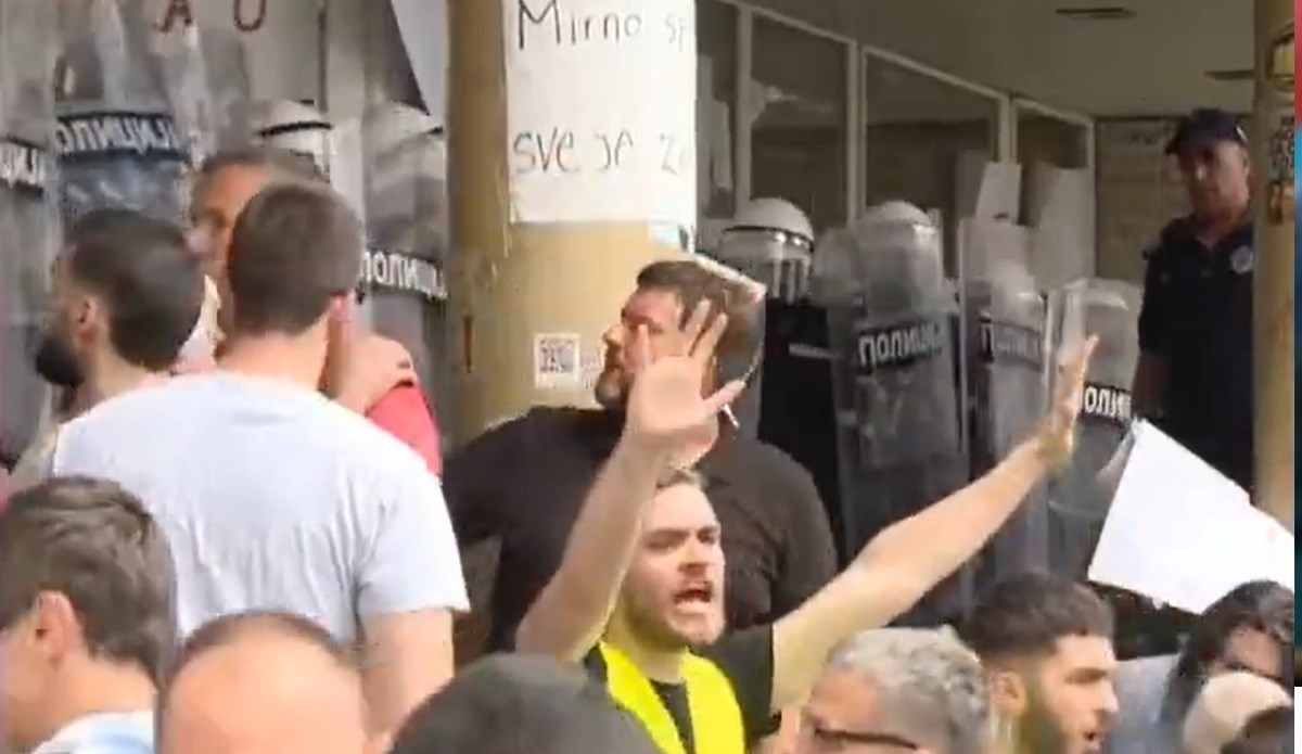 Napeto stanje u Novom Pazaru. Vučić prijeti