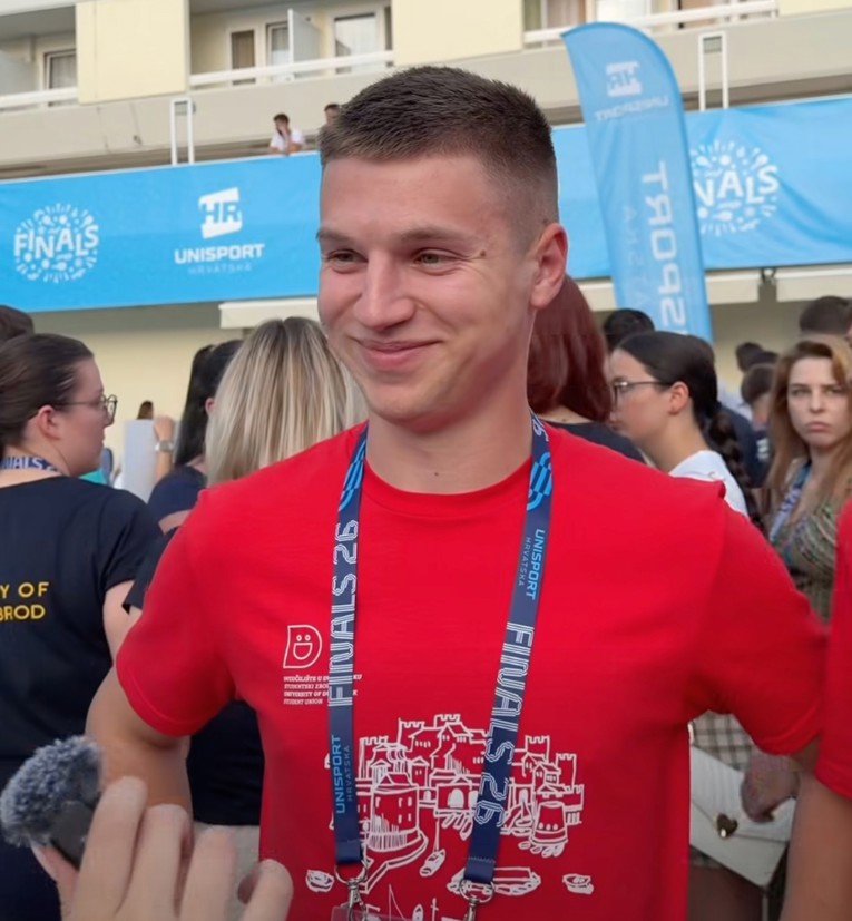 Dalmatinka pitala studenta za koga navija. Kad je čula odgovor, rekla je: "Gasi to"