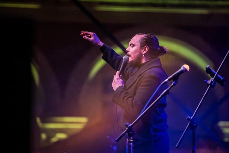 Domaći pjevač koji je svirao na ulicama Trsta nastupio na Adventu u Splitu