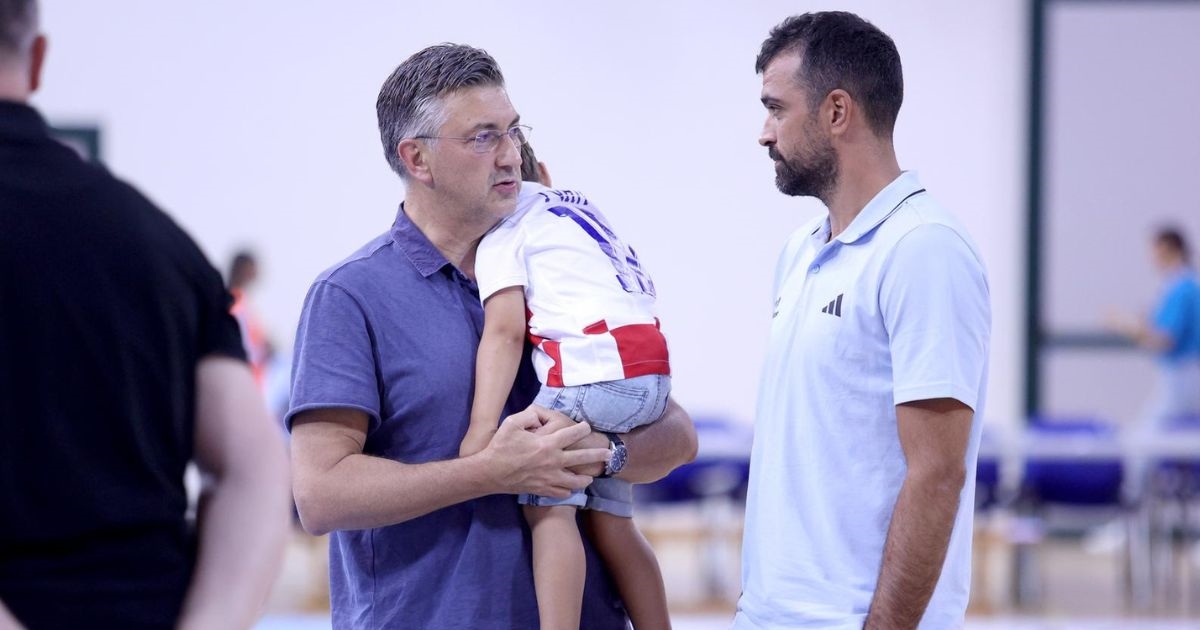 Andrej Plenković sa sinovima bio na košarkaškoj utakmici u Opatiji