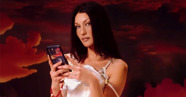 Bella Hadid lansirala dodatke za mobitel. Ljudi pišu: Tako slatko