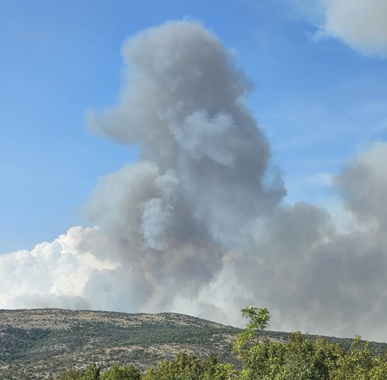 Vlak izazvao požar kod Knina. Stižu vatrogasci iz unutrašnjosti, dignuti kanaderi