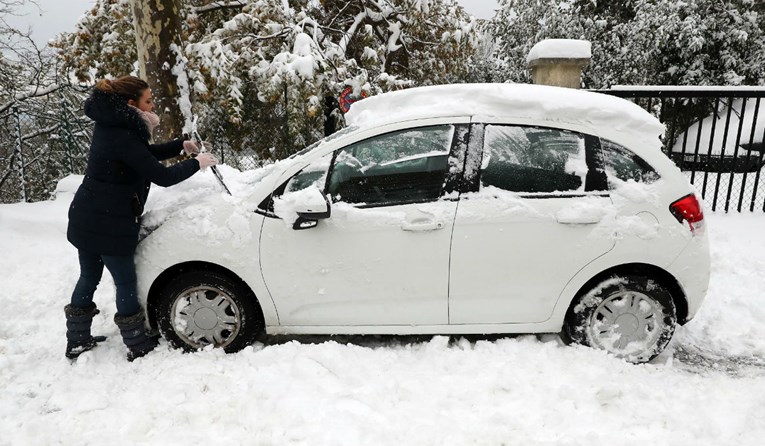 Obilan snijeg izazvao kaos u Francuskoj, jedna osoba poginula