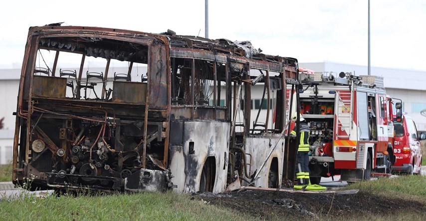 FOTO Vatra kod Varaždina progutala autobus. Bio je pun radnika, bježali su van