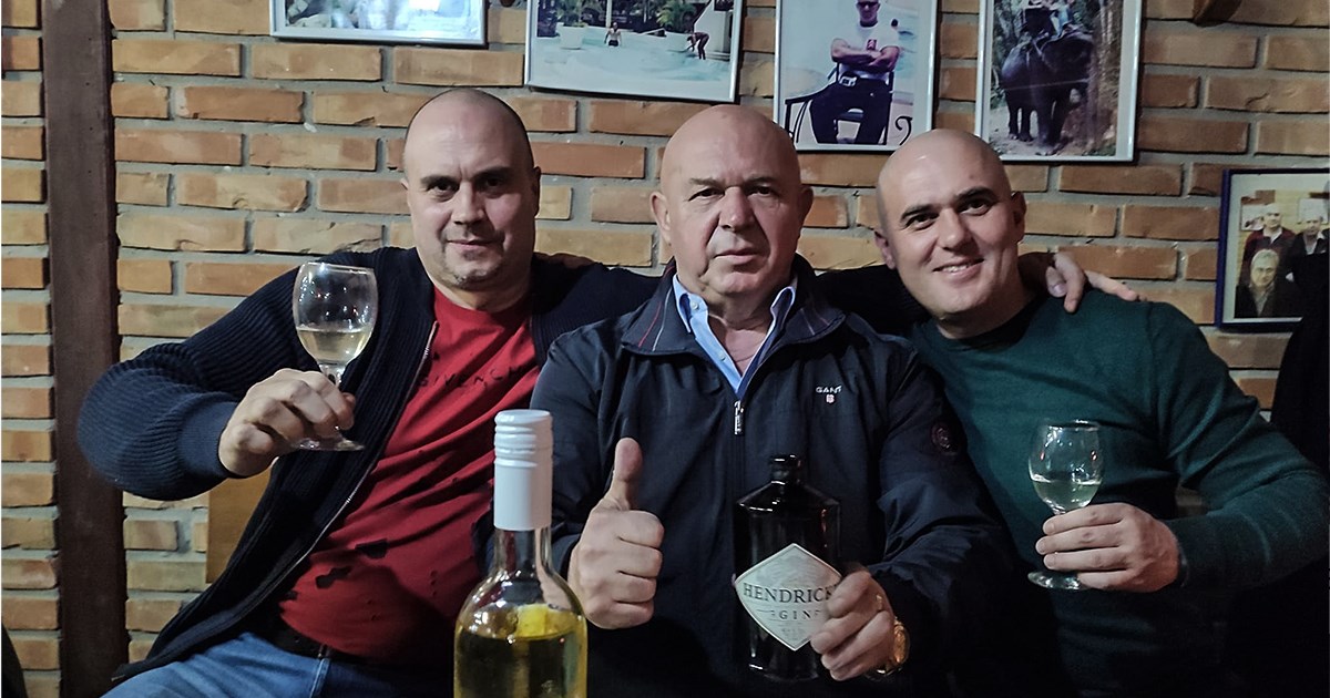 Ovo u sredini je Vlado Citroen. Njegovog sina uhljebio je čovjek lijevo, HDZ-ovac